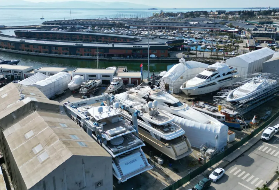 KRM Yacht Refit & Rebuild Announces Acquisition of a 900T Travel Lift